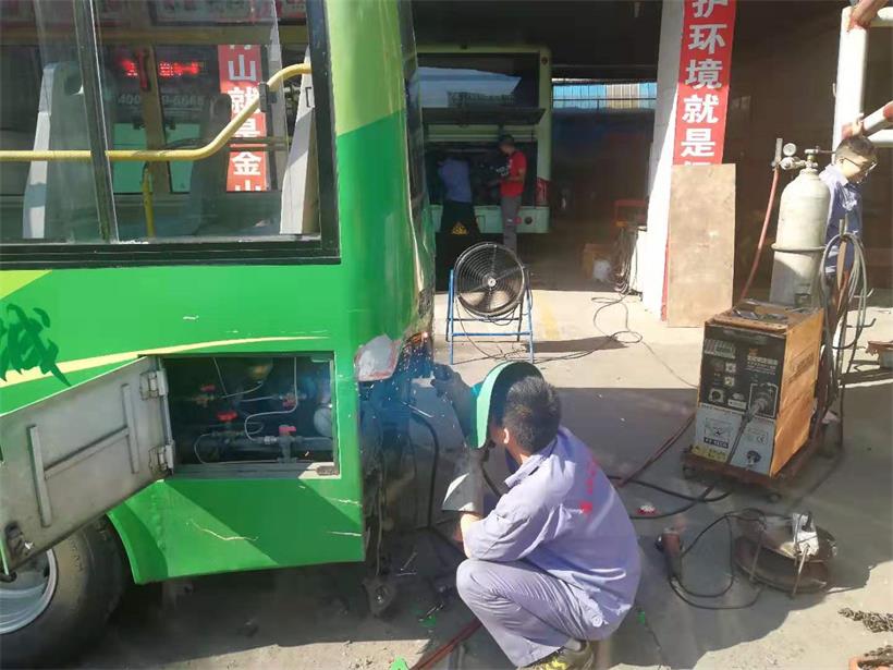 鈑金工，修復(fù)車身.jpg