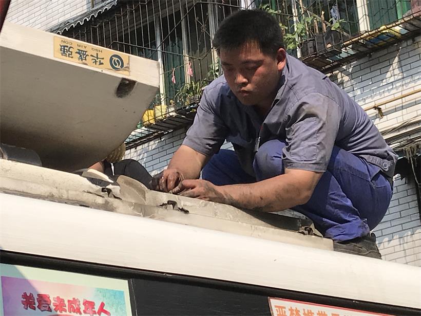 電工，檢修車輛空調(diào).jpg